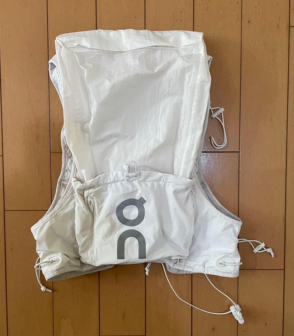 ON ULTRA VEST 10L ホワイト S