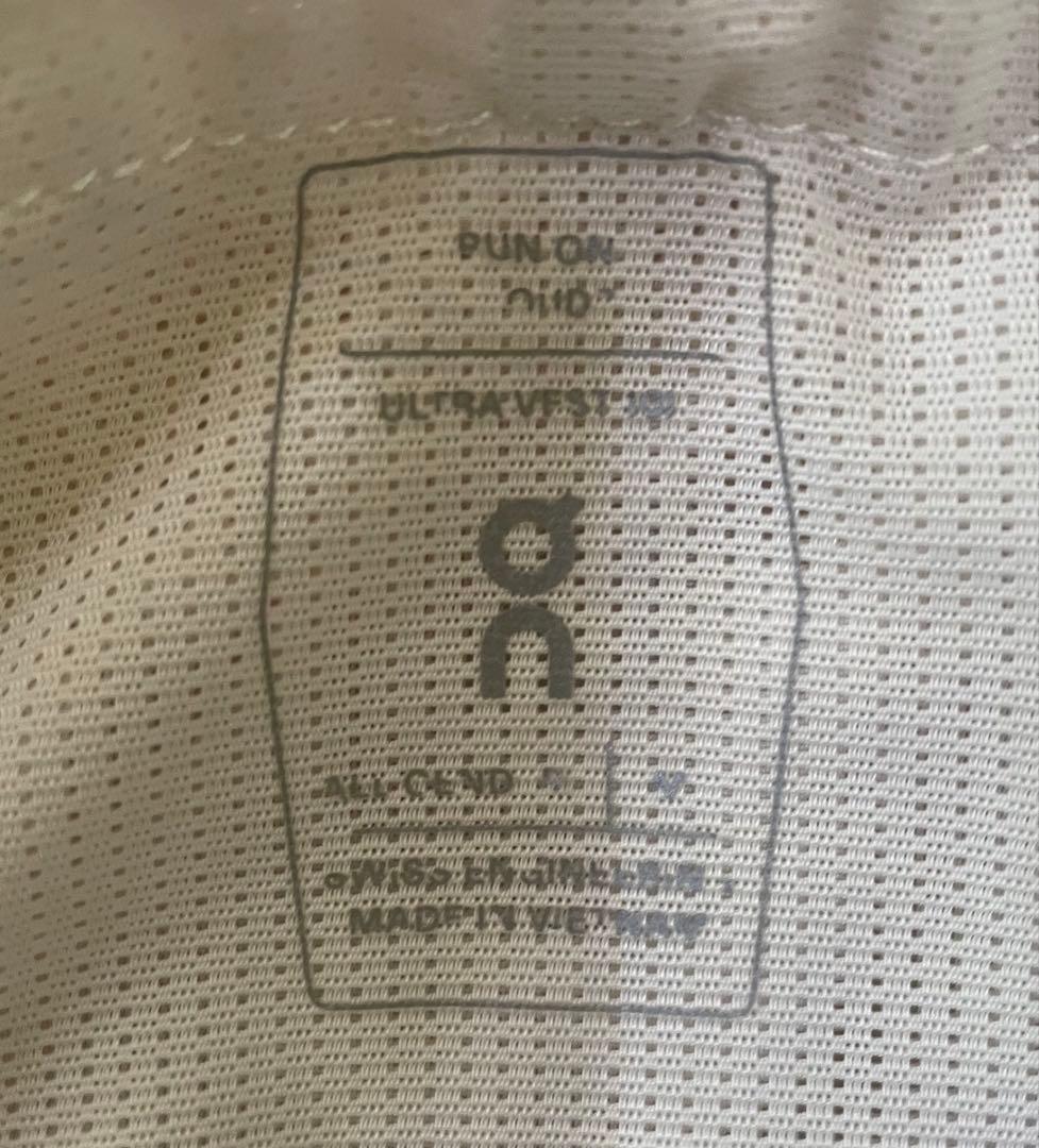 ON ULTRA VEST 10L ホワイト S