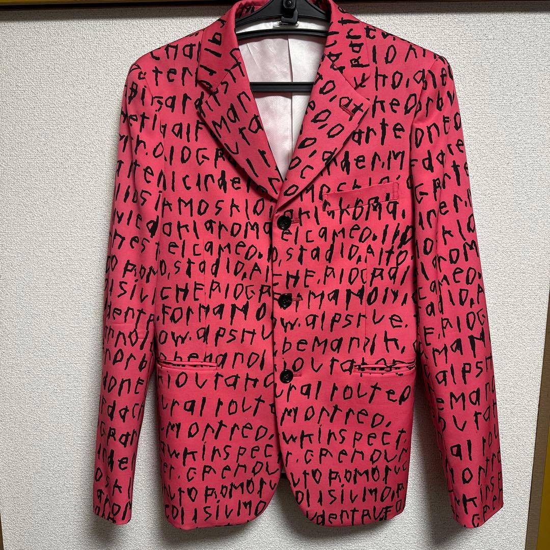 コムデギャルソン　オムプリュス　ピンク 文字プリント テーラードジャケット