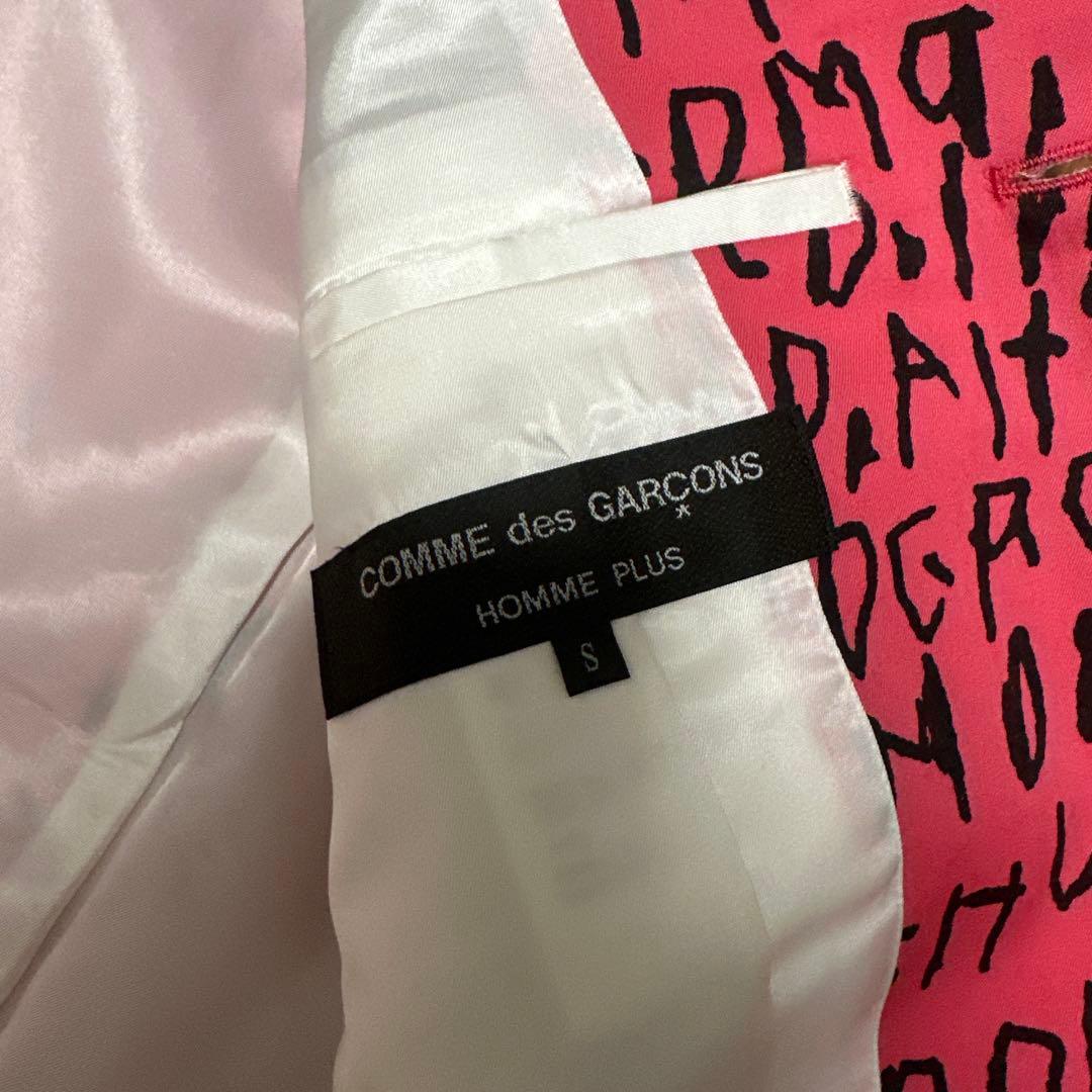 コムデギャルソン　オムプリュス　ピンク 文字プリント テーラードジャケット