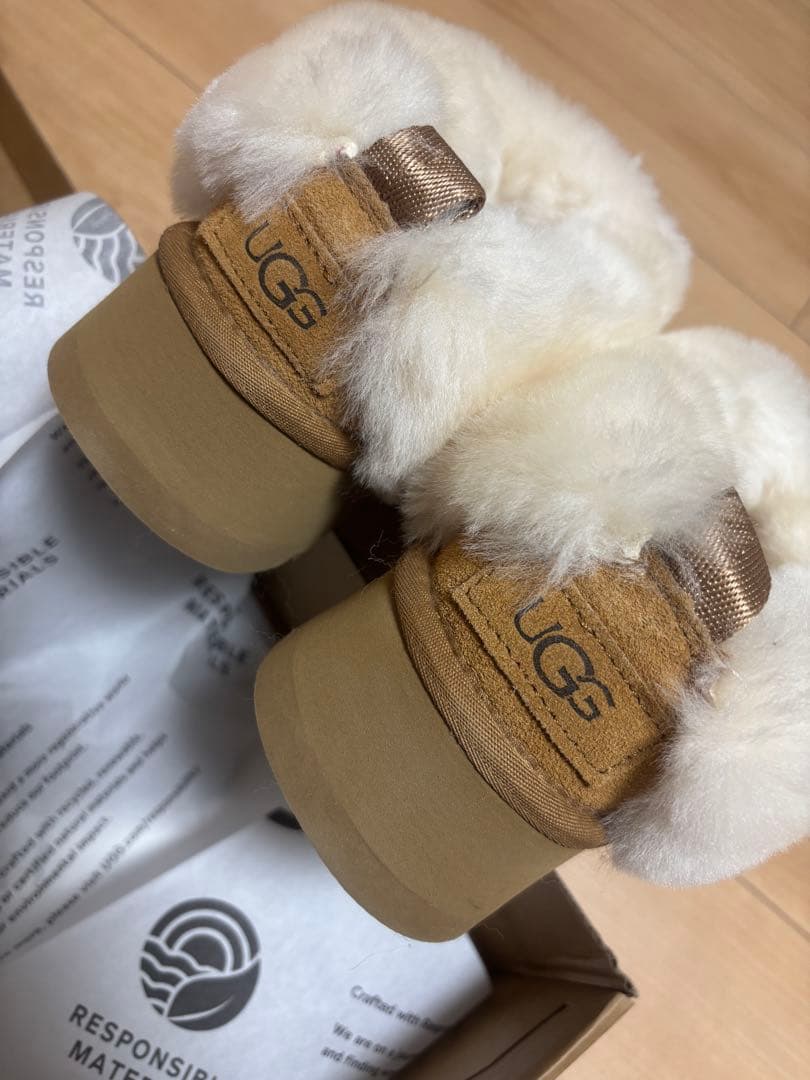 UGG 23cmベージュ ファー付きムートンブーツ