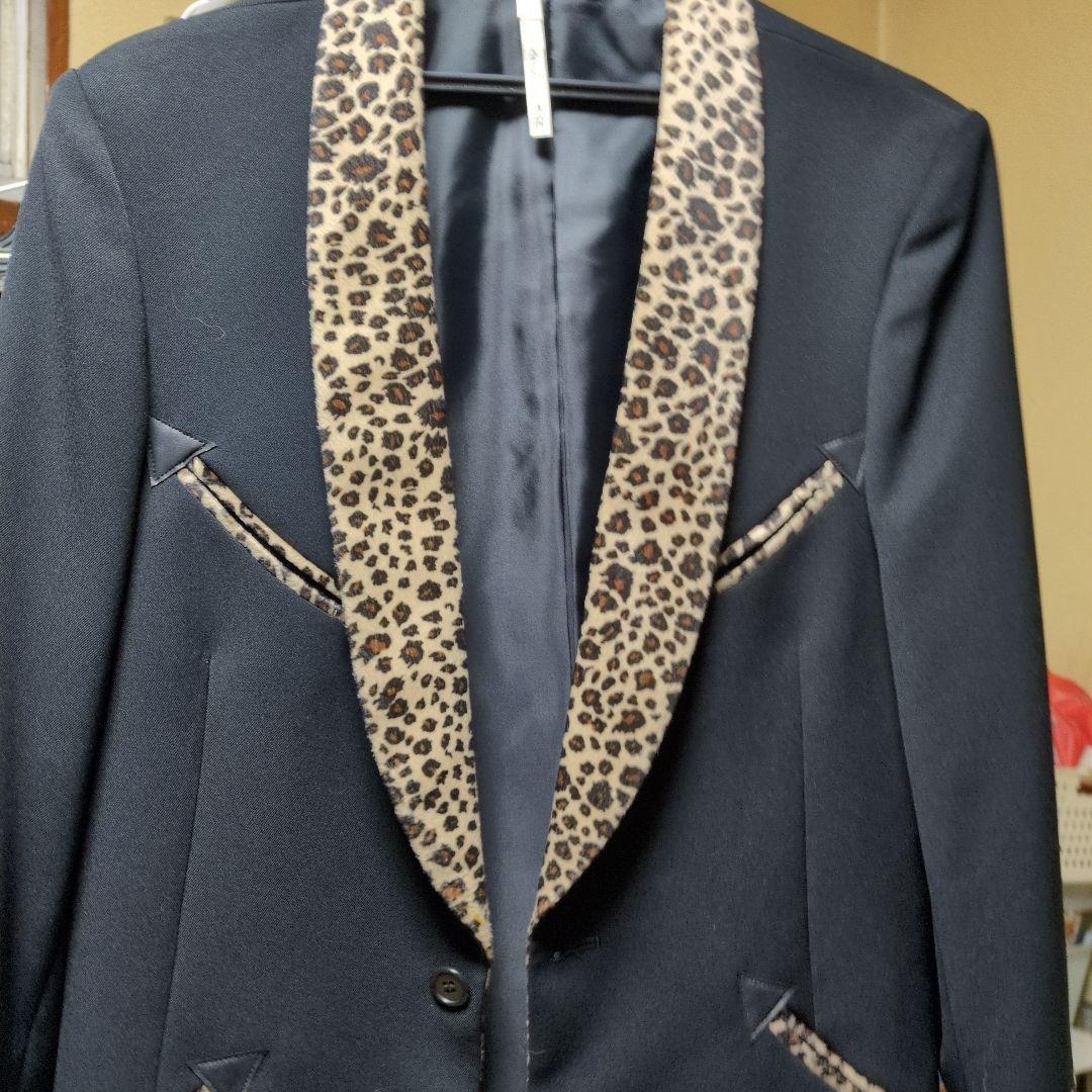 ヒョウ柄襟の黒テーラードジャケット