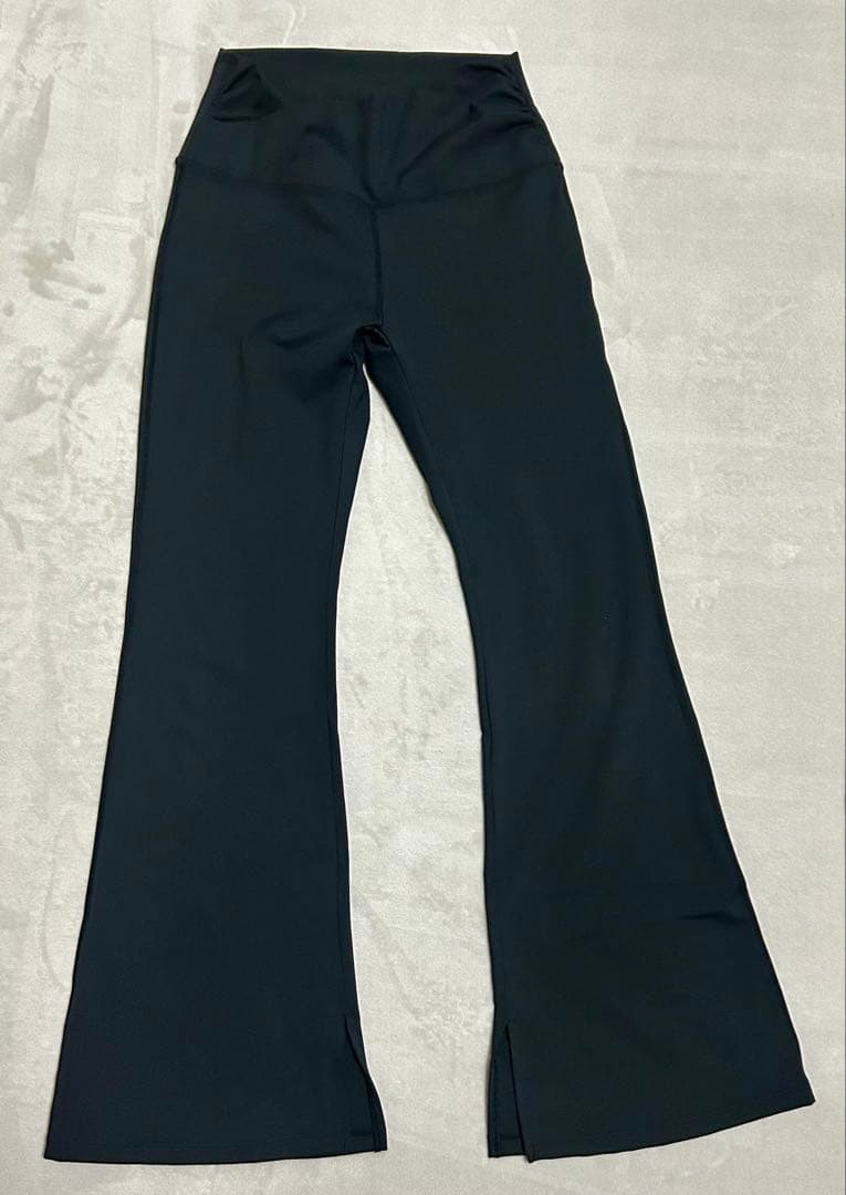 SUKALA ベーシックフレアパンツ 黒　Mサイズ