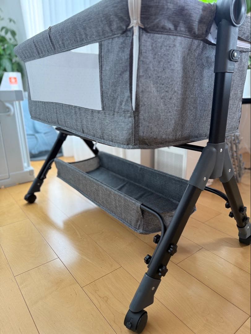 ベビーベッド(高さ調整可)