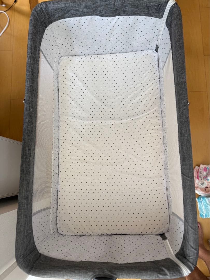 ベビーベッド(高さ調整可)