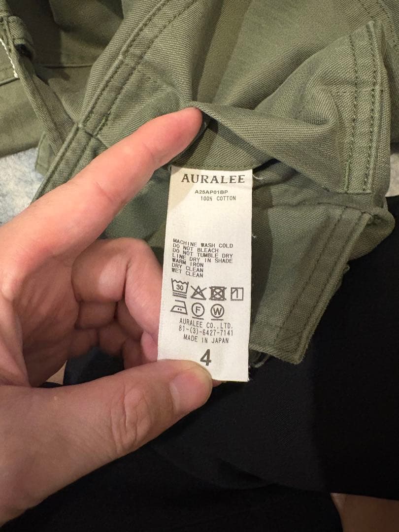 AURALEEカーキ ペインターパンツ