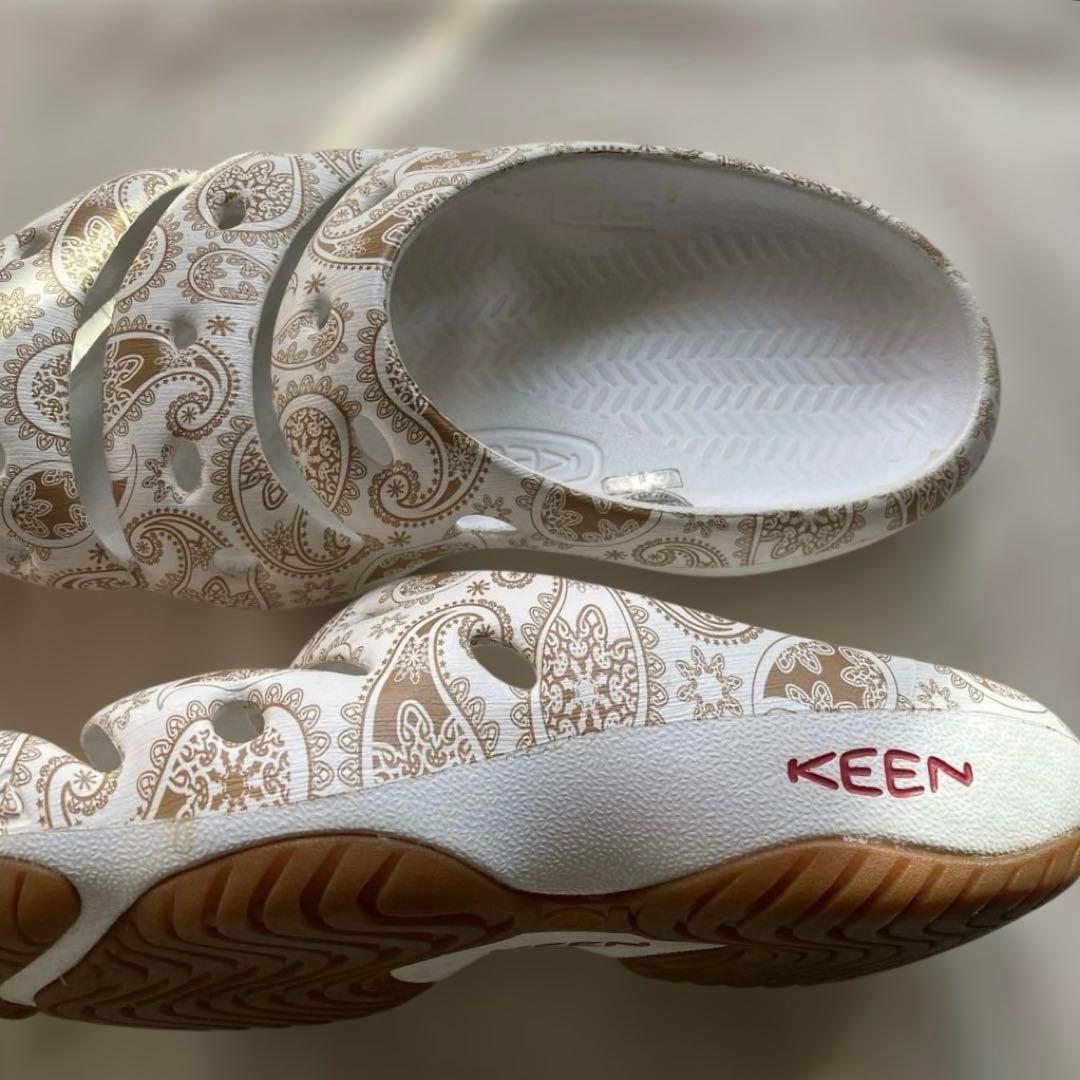 KEEN YOGUI サンダル　ペイズリー柄　ホワイト　26cm