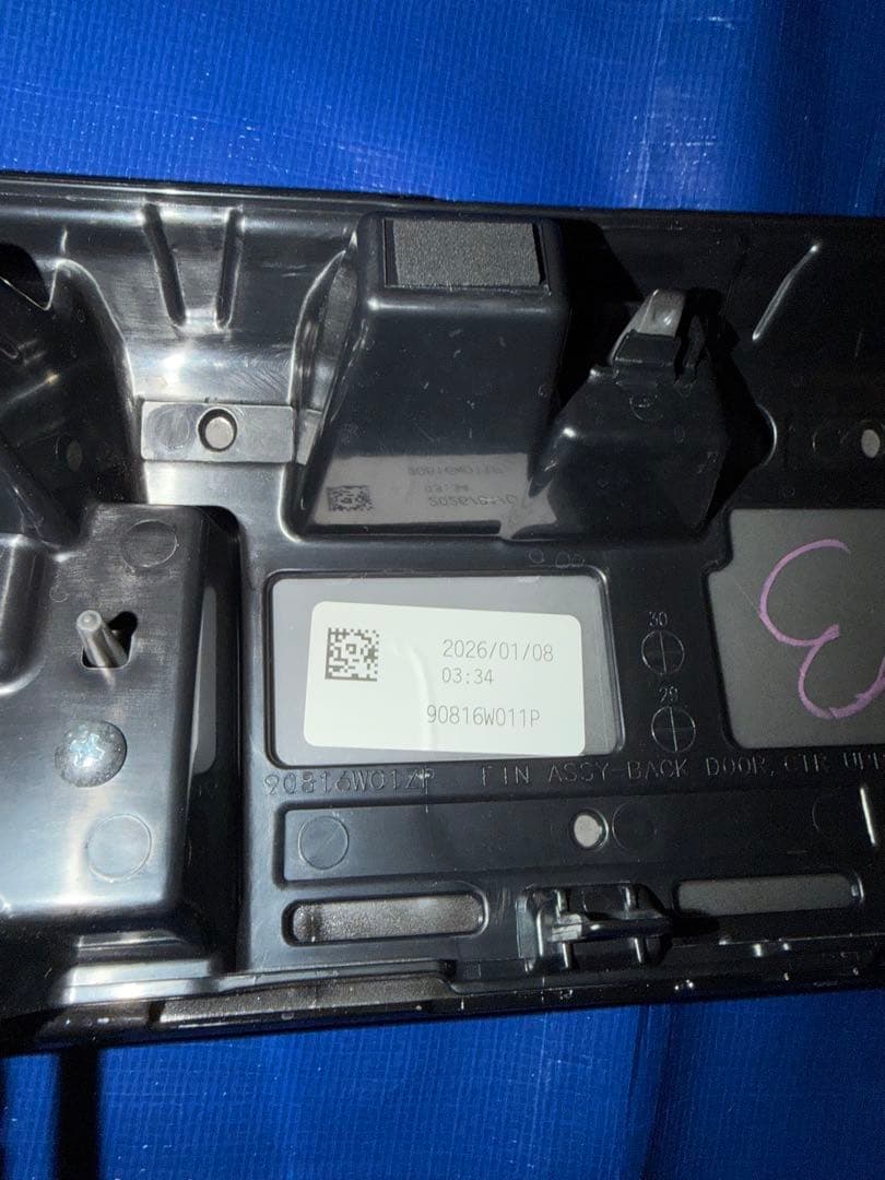 新車外し未使用、新型デリカD5純正リアガーニッシュ一体リアエンブレム