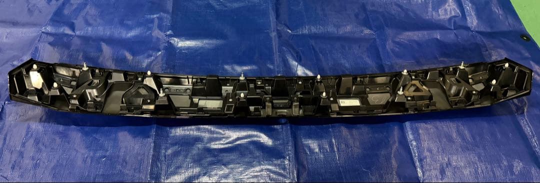 新車外し未使用、新型デリカD5純正リアガーニッシュ一体リアエンブレム