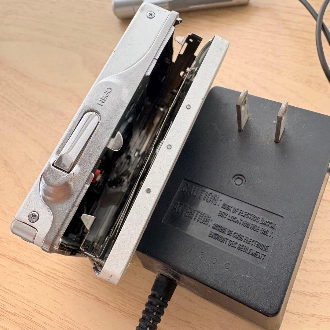 SONY ポータブルMDレコーダー MZ-R909 シルバー　ジャンク