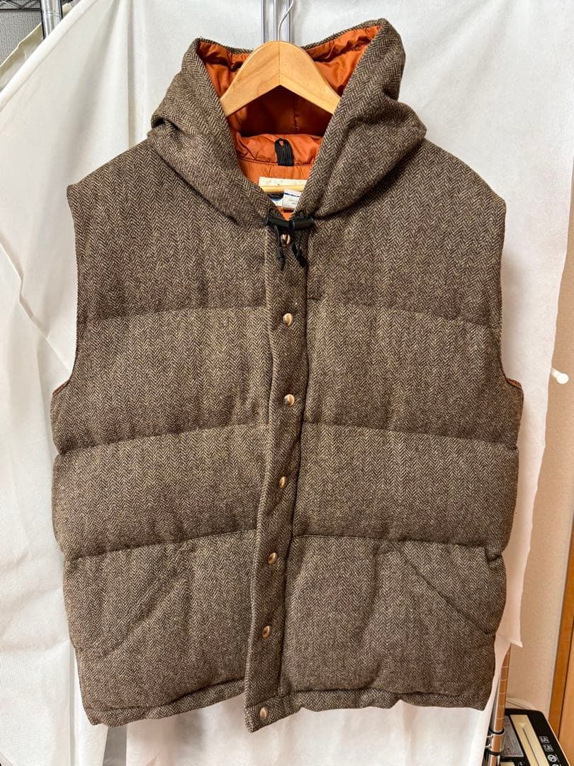 クレセントダウンワークス　フーデッドダウンベスト