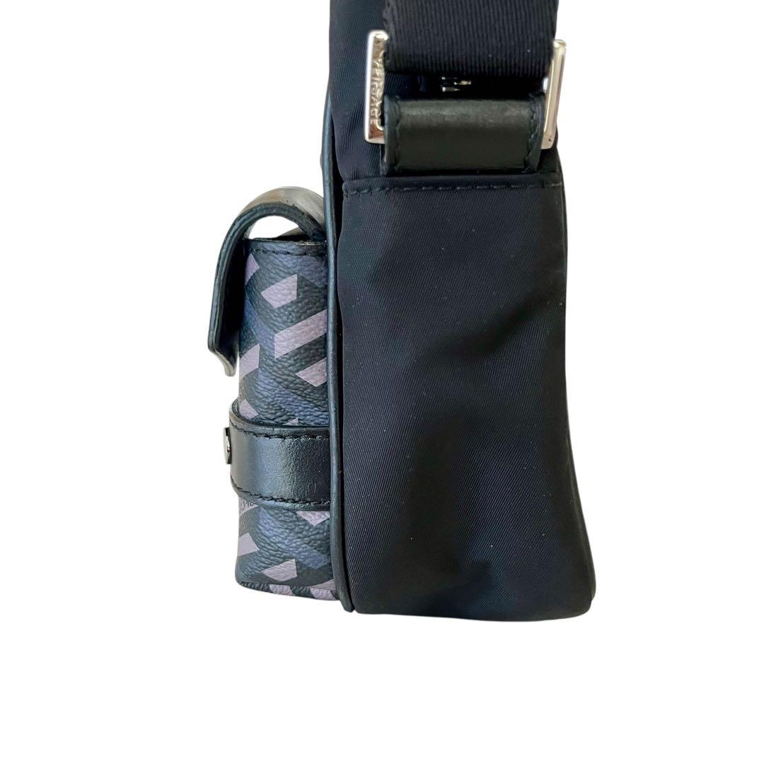 人気　ヴェルサーチ　ショルダーバッグ　斜めがけ　チェック　ブラック　黒　メンズ