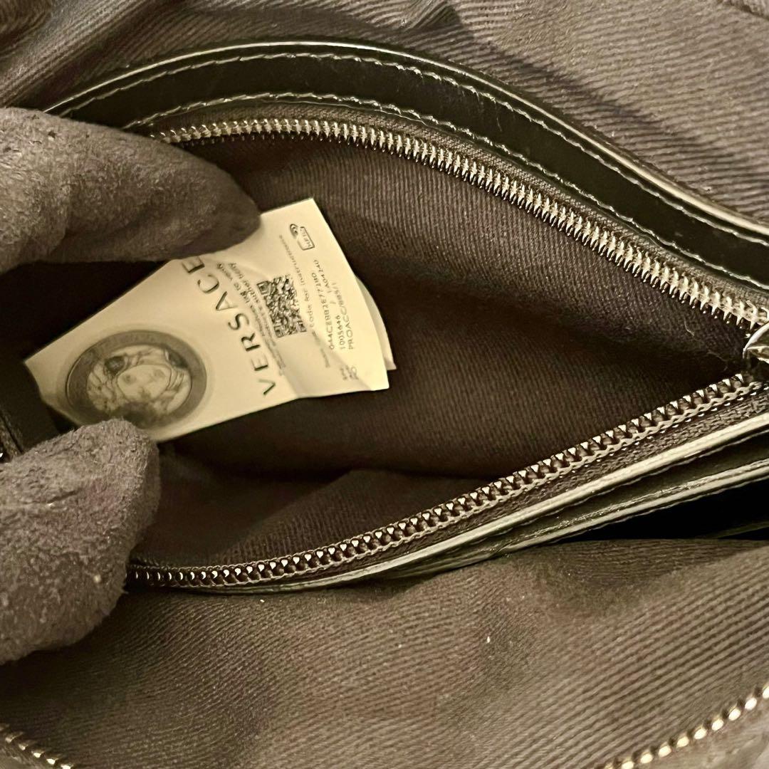 人気　ヴェルサーチ　ショルダーバッグ　斜めがけ　チェック　ブラック　黒　メンズ