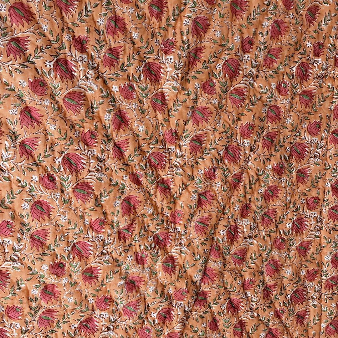 未使用※訳アリ　インド ブロックプリント 中綿入りベビーキルト オレンジ　ラグ