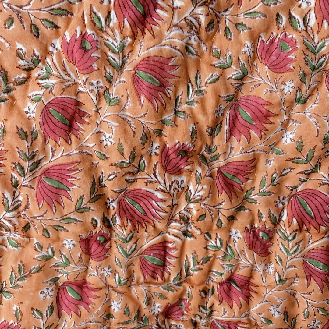 未使用※訳アリ　インド ブロックプリント 中綿入りベビーキルト オレンジ　ラグ