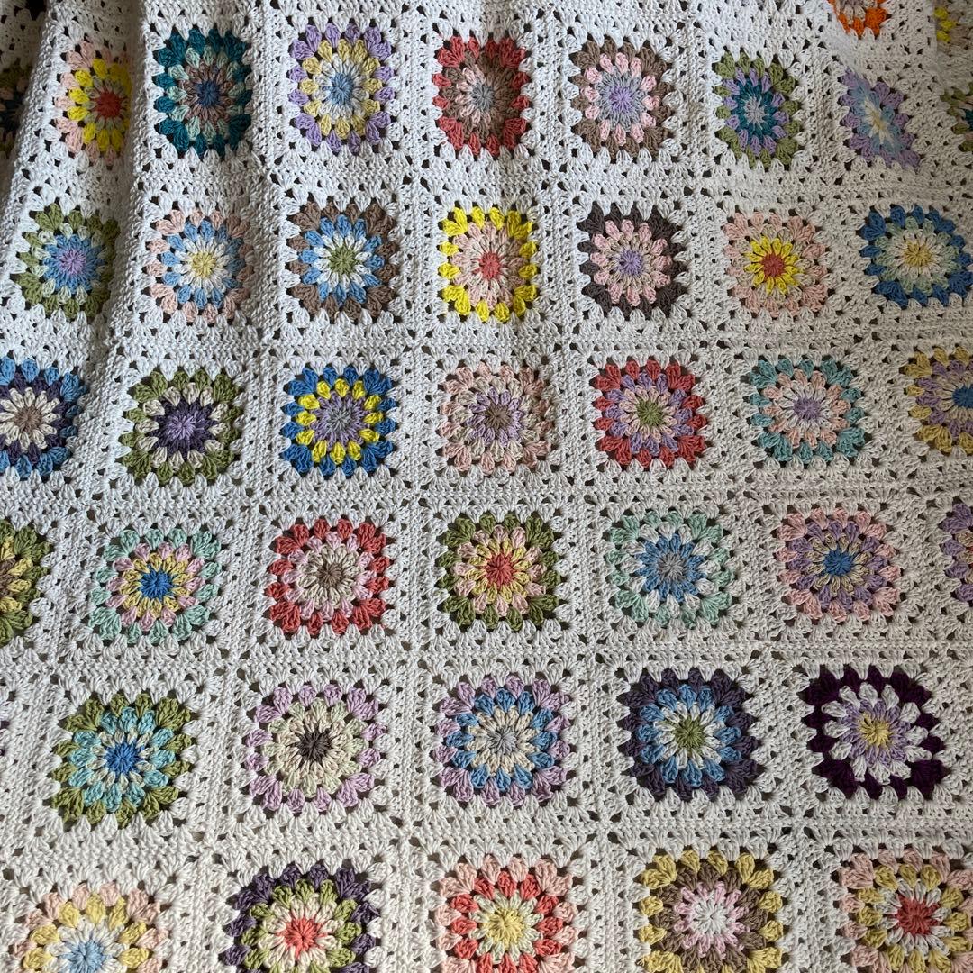 モチーフ編み　グラニースクエア柄マルチカバー　大判サイズ