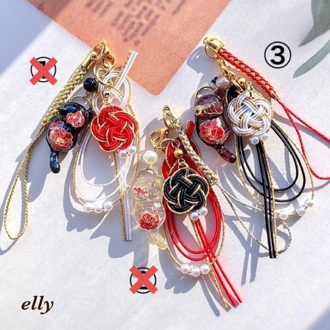 【やの様】1619.水引き　正月　天然石　牡丹　じゃれ猫　レジン　根付ストラップ