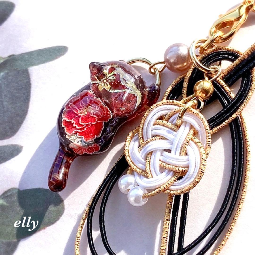 【やの様】1619.水引き　正月　天然石　牡丹　じゃれ猫　レジン　根付ストラップ