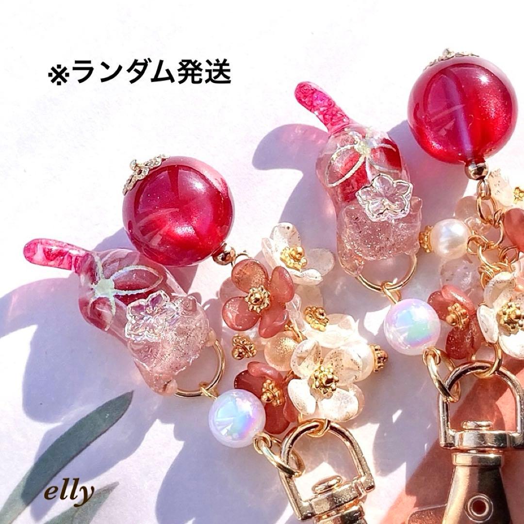 【やの様】1619.水引き　正月　天然石　牡丹　じゃれ猫　レジン　根付ストラップ