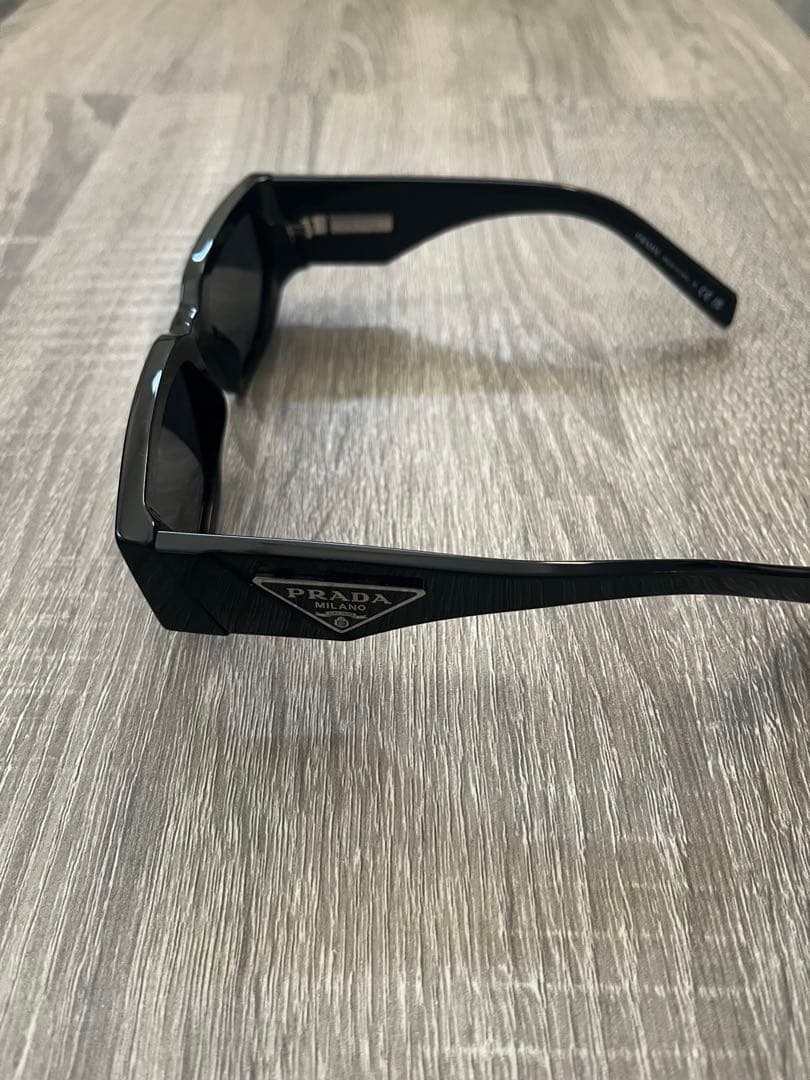 正規品 PRADA トライアングルロゴサングラス　スクエア