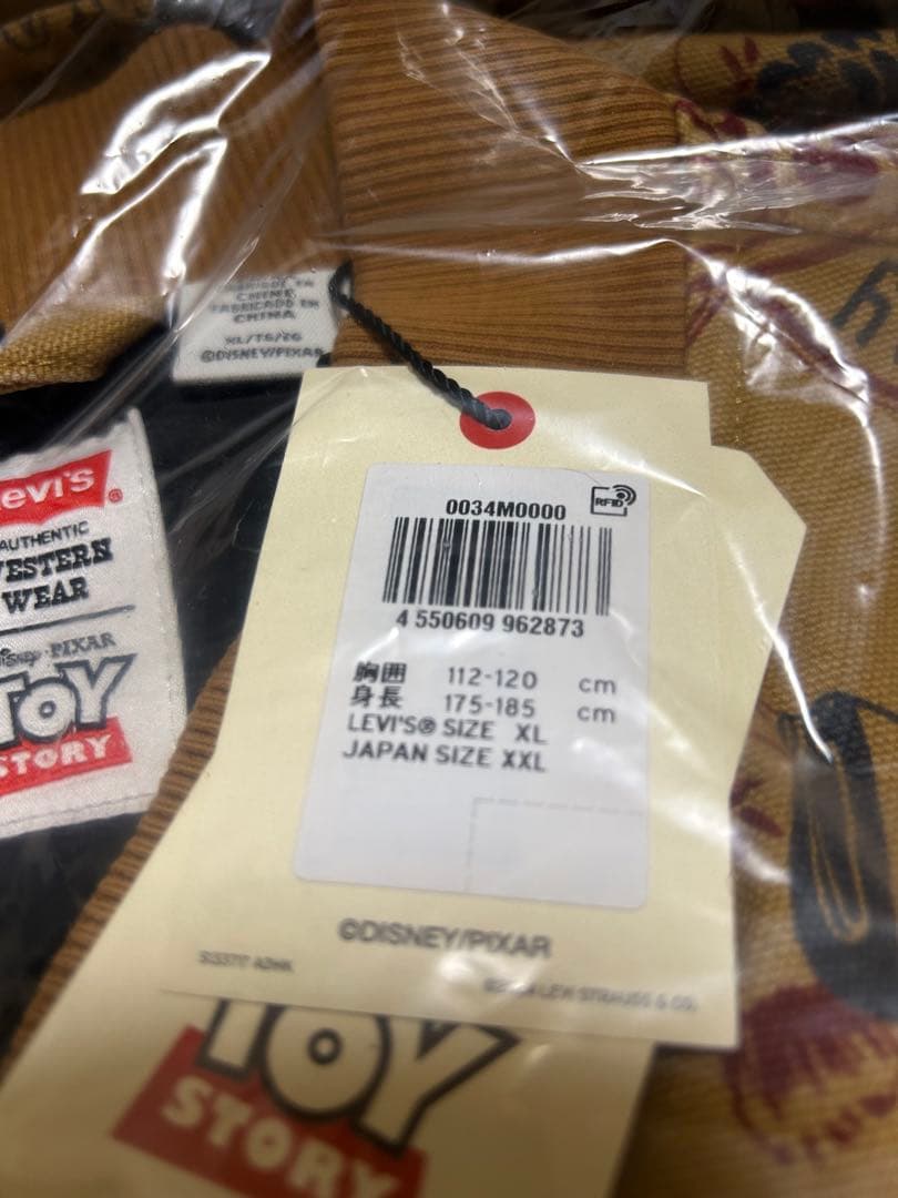 リーバイスtoystoryコラボアイテム 総柄ベスト