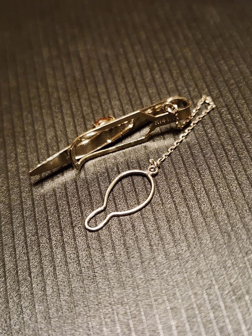 K14WG 刻印あり ネクタイピン 赤い石付き