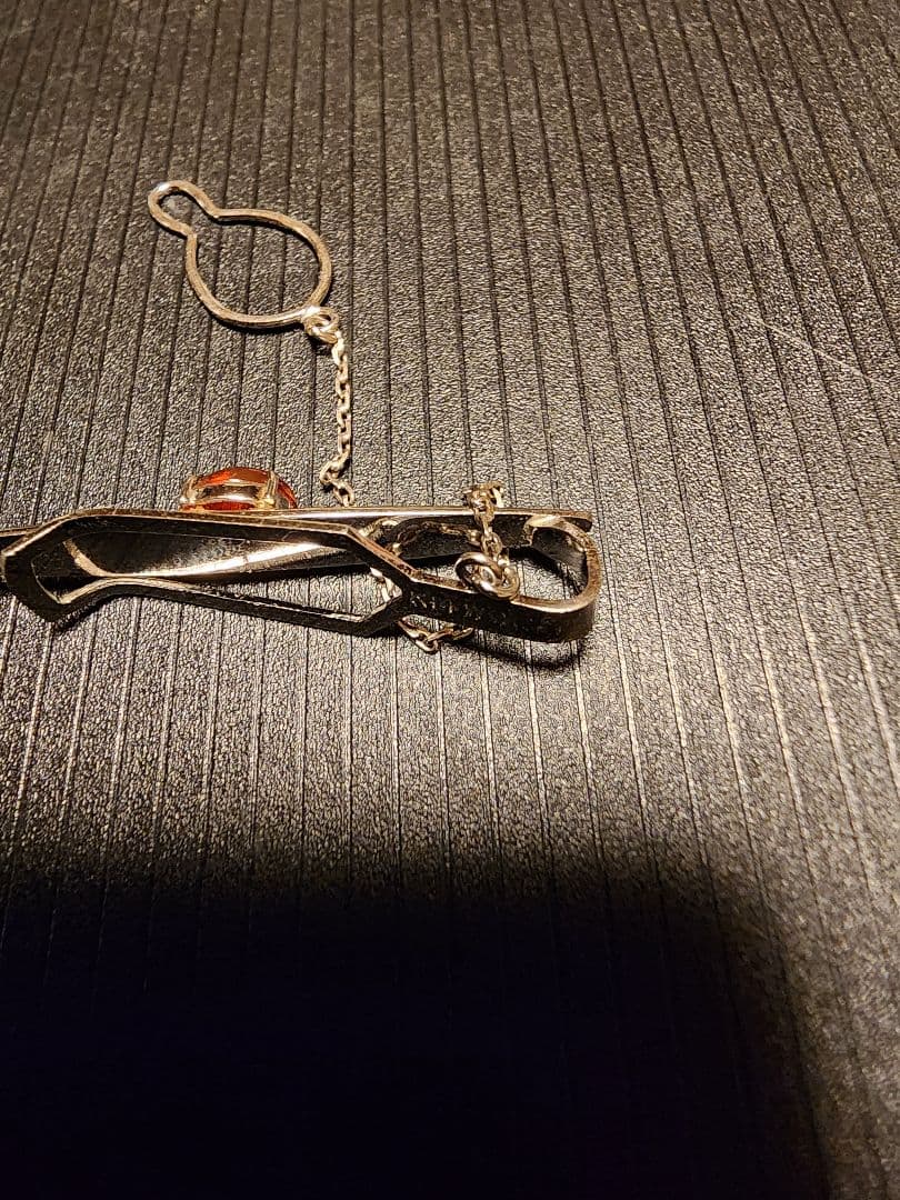 K14WG 刻印あり ネクタイピン 赤い石付き