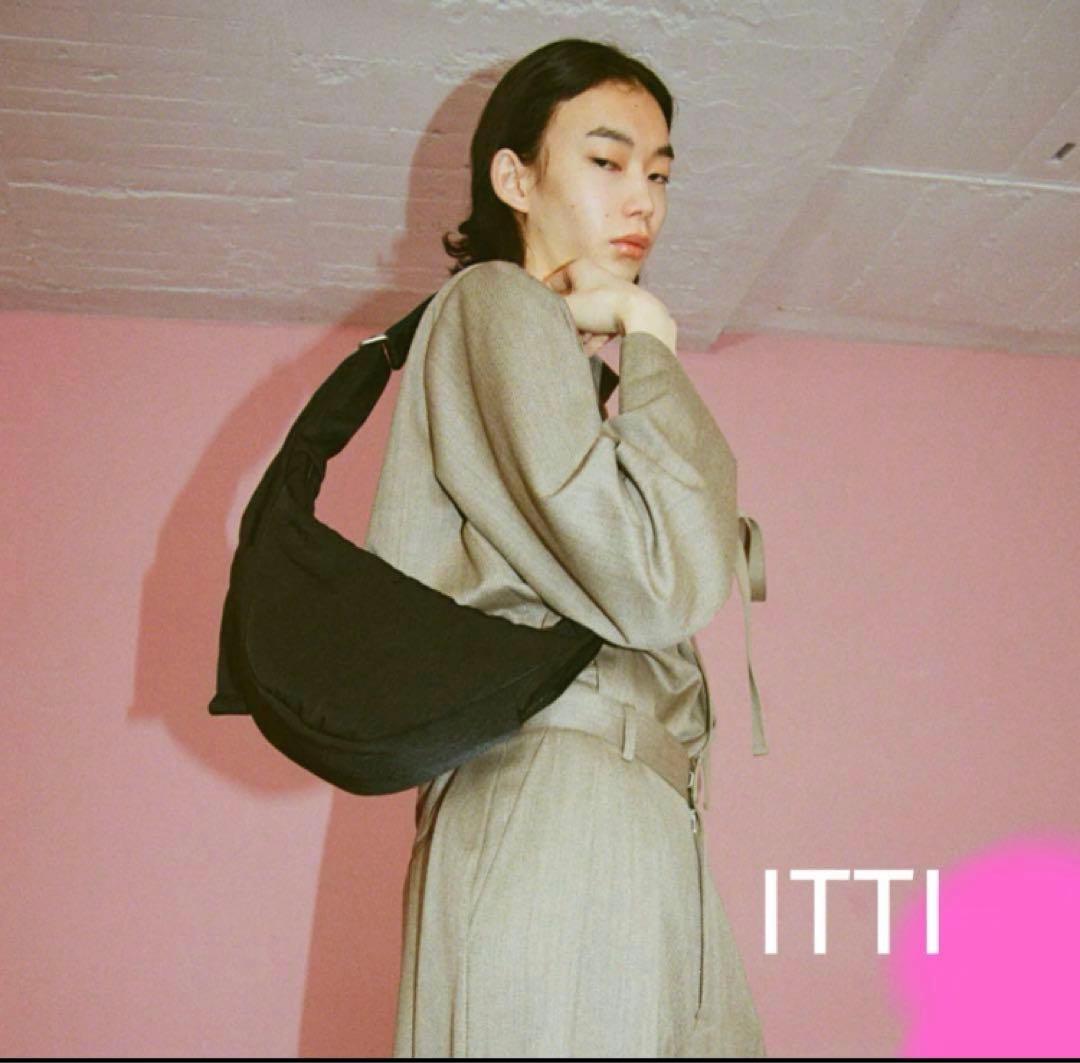 ITTI イッチ ANNIE PUFFER MINI MOON BAG