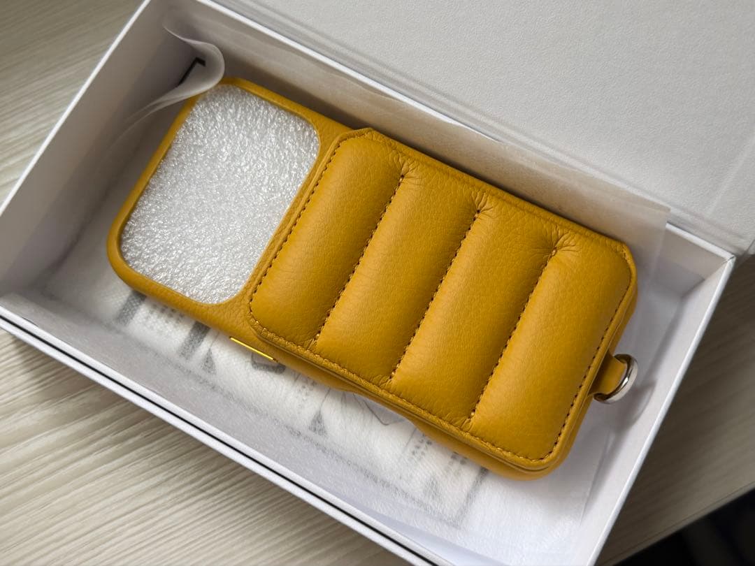 新品　未使用　demiu iPhone用ケース 17pro デミュウ サフラン