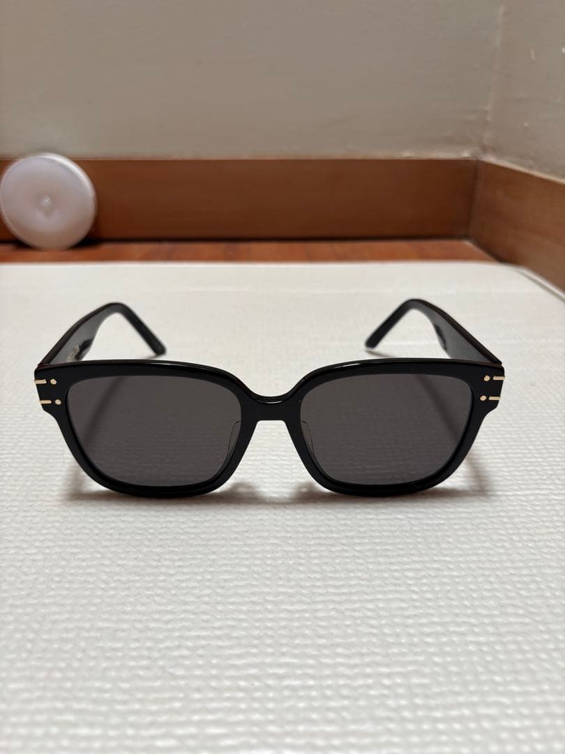 ん　DIOR SIGNATURE サングラス