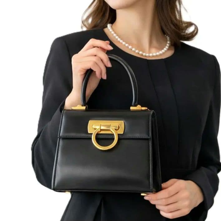 フェラガモ ガンチーニ ミニ台形 ハンドバッグ 黒 ゴールド金具 フォーマル