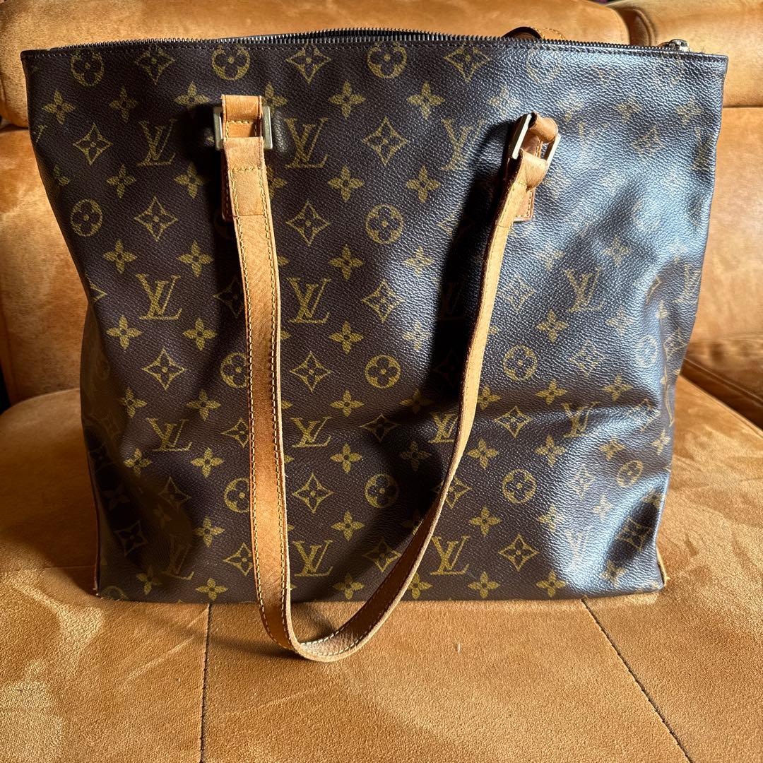 ルイ・ヴィトンのA4サイズも収納できる汎用性の高いトートバッグです。