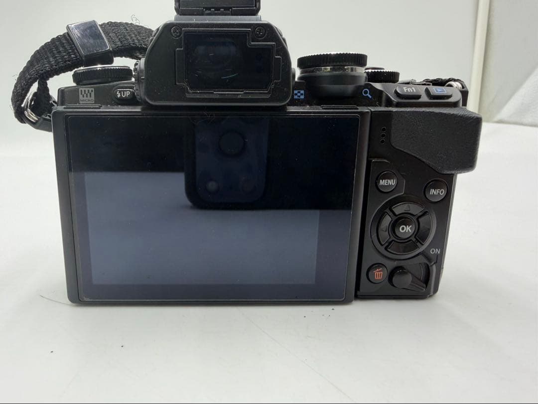 デジタルカメラ OLYMPUS OM-D E-M10 45mm 1:1.8