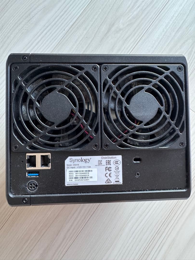 外付けハードディスク・ドライブ Synology DS418 + 8TB HDD x 4