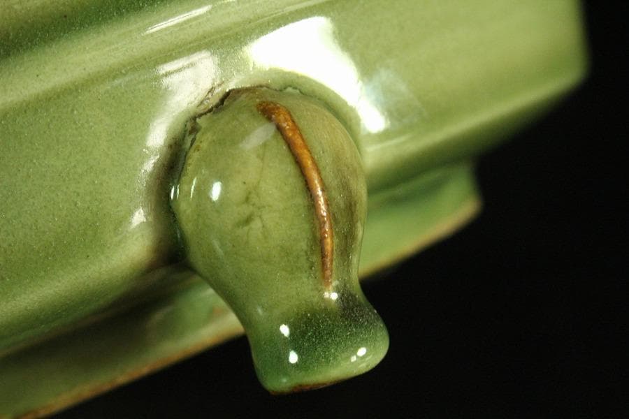 中国美術 青磁 刻模様 鋲縁 三足水盤(K-A856)