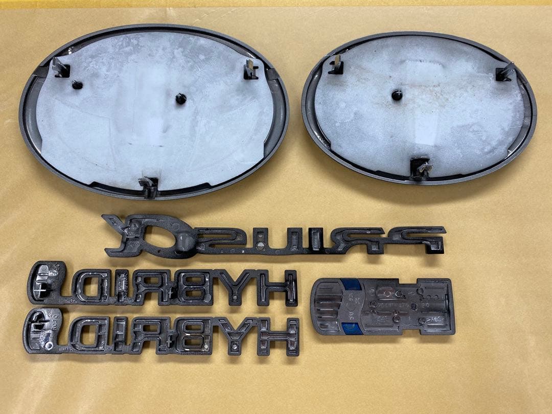 塗装品　40系プリウスα ツヤありフルブラック仕様　エンブレム　6点セット