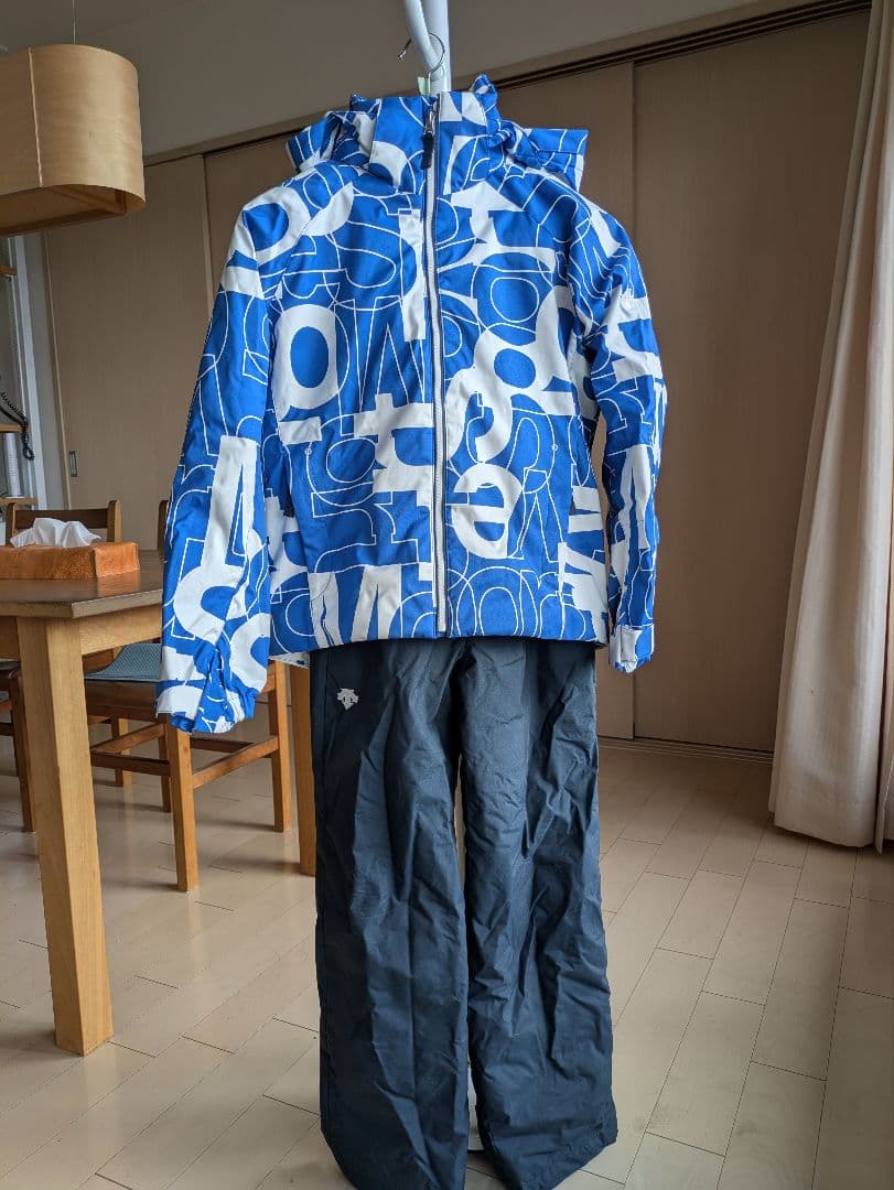 ゲレンデで見つけやすい！【DESCENTE】135→145子ども用スキーウェア