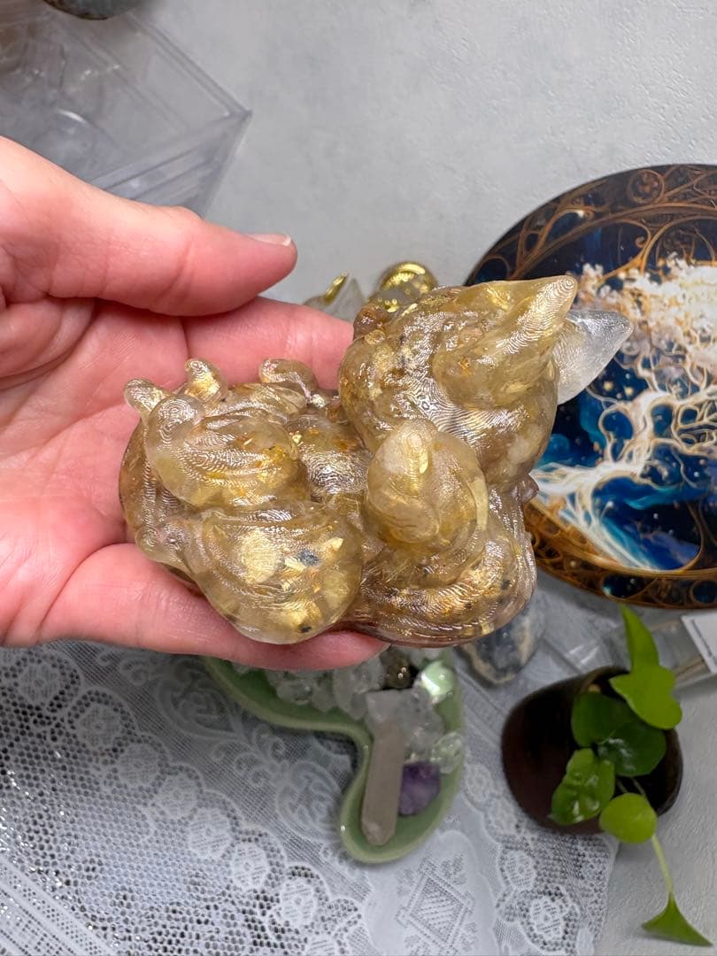 オルゴナイト 九尾の狐小物入れ ゴールドルチルクォーツ