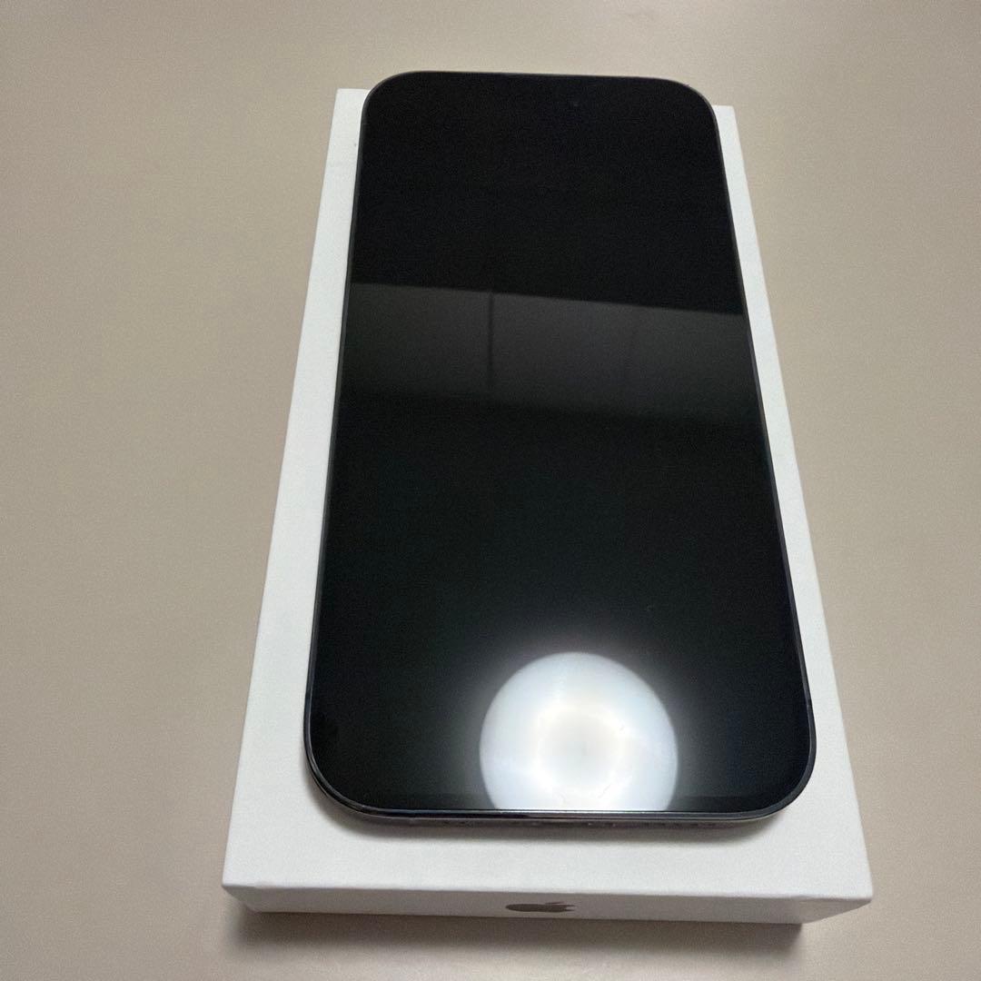 iPhone 14 Pro本体（MagSafe 対応ケース付き）