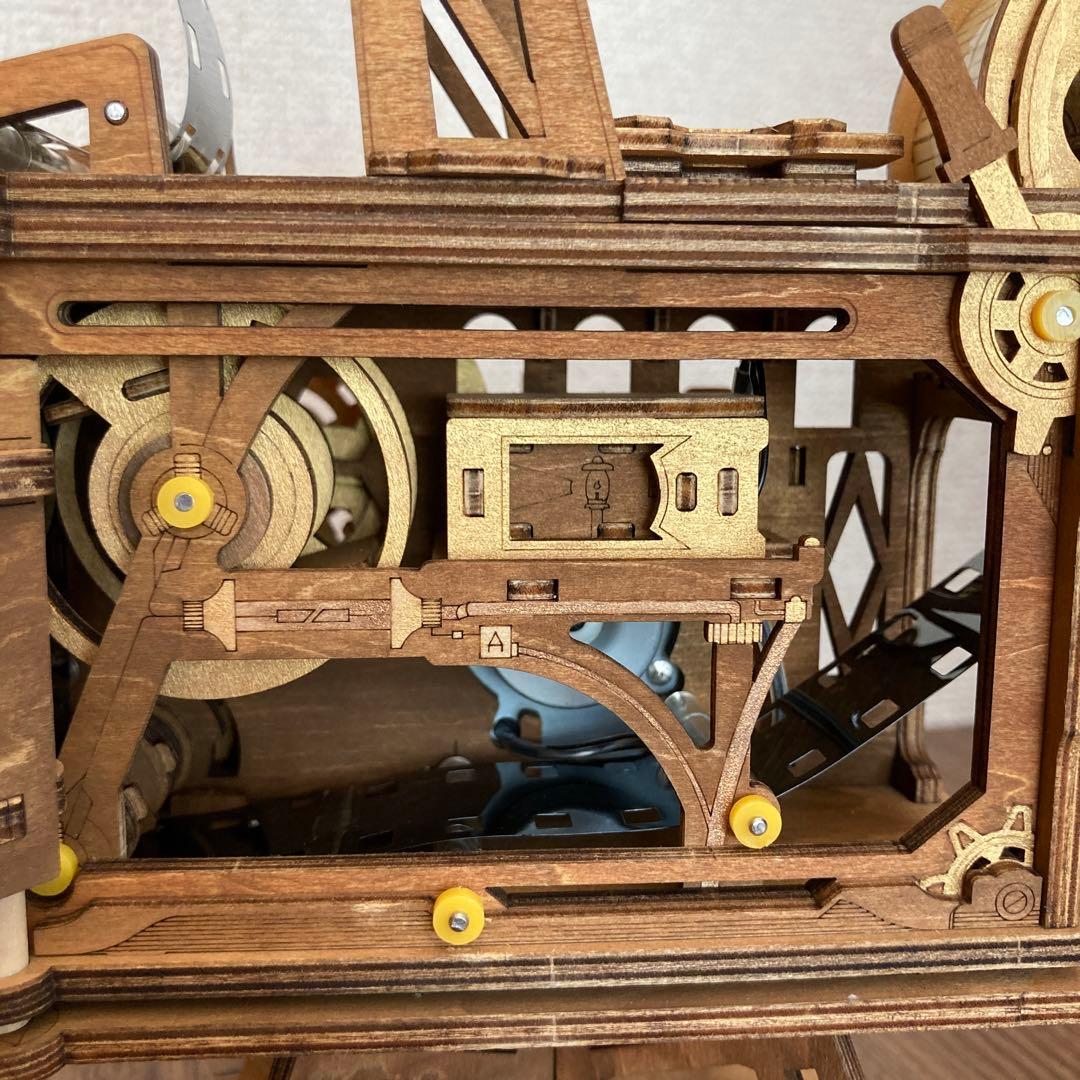 着彩済みウッドパズル　手回し式映写機