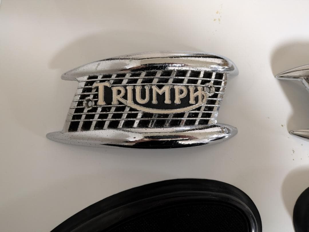 TRIUMPH 旧エンブレムとグリップセット