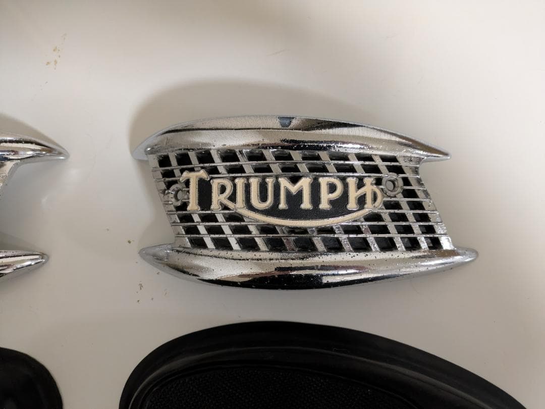 TRIUMPH 旧エンブレムとグリップセット