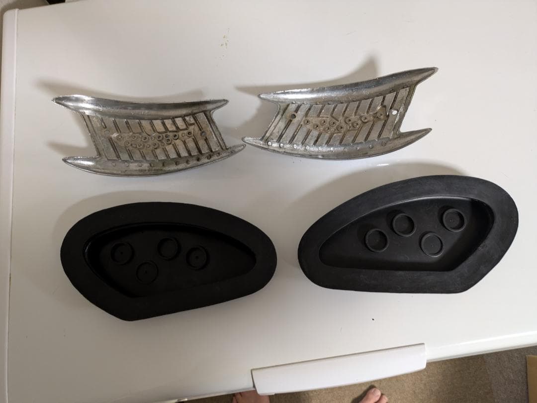 TRIUMPH 旧エンブレムとグリップセット