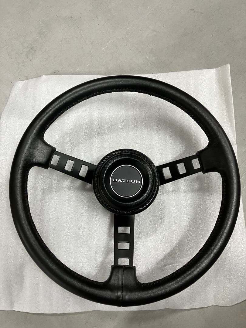 【在庫処分】DATSUN レプリカ ステアリング ハンドル・ホーンパット付き