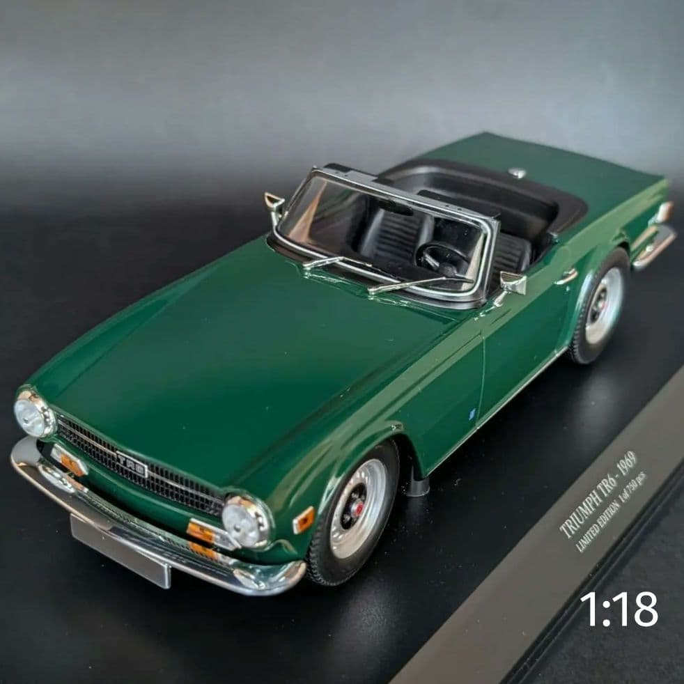 ミニチャンプス 1/18 TRIUMPH TR6 1969 ダークグリーン