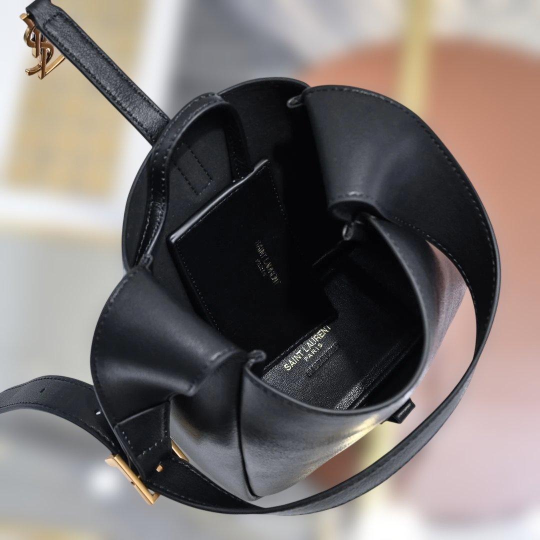 Le 5 A 7ブラックレザー ショルダーバッグ