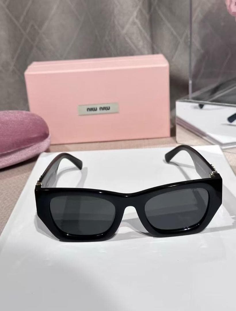 miu miu ブラック スクエアフレーム サングラス