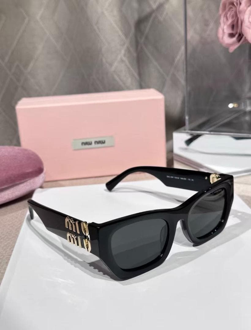 miu miu ブラック スクエアフレーム サングラス