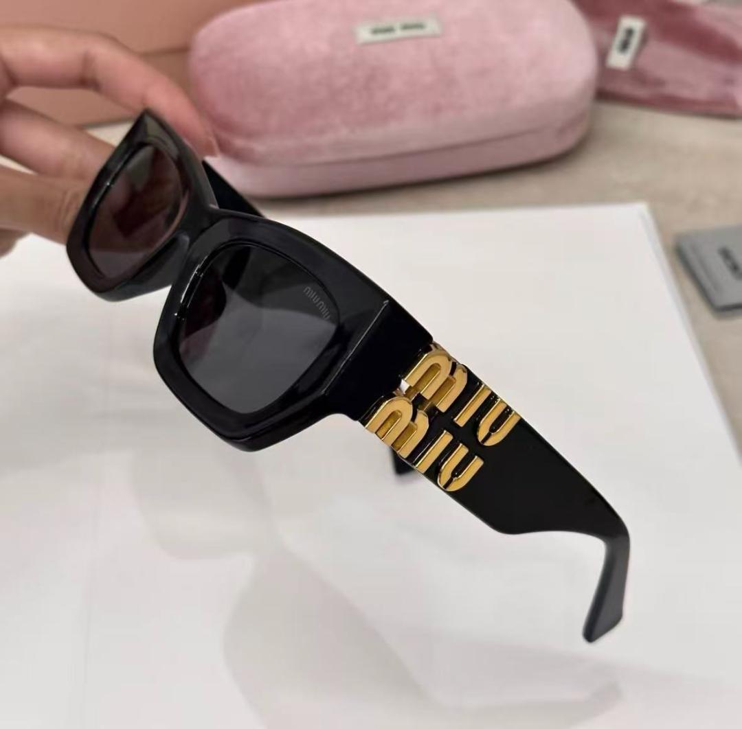 miu miu ブラック スクエアフレーム サングラス