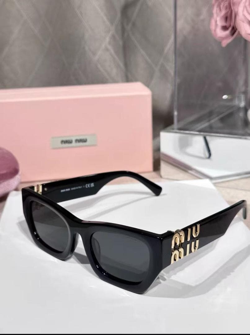 miu miu ブラック スクエアフレーム サングラス